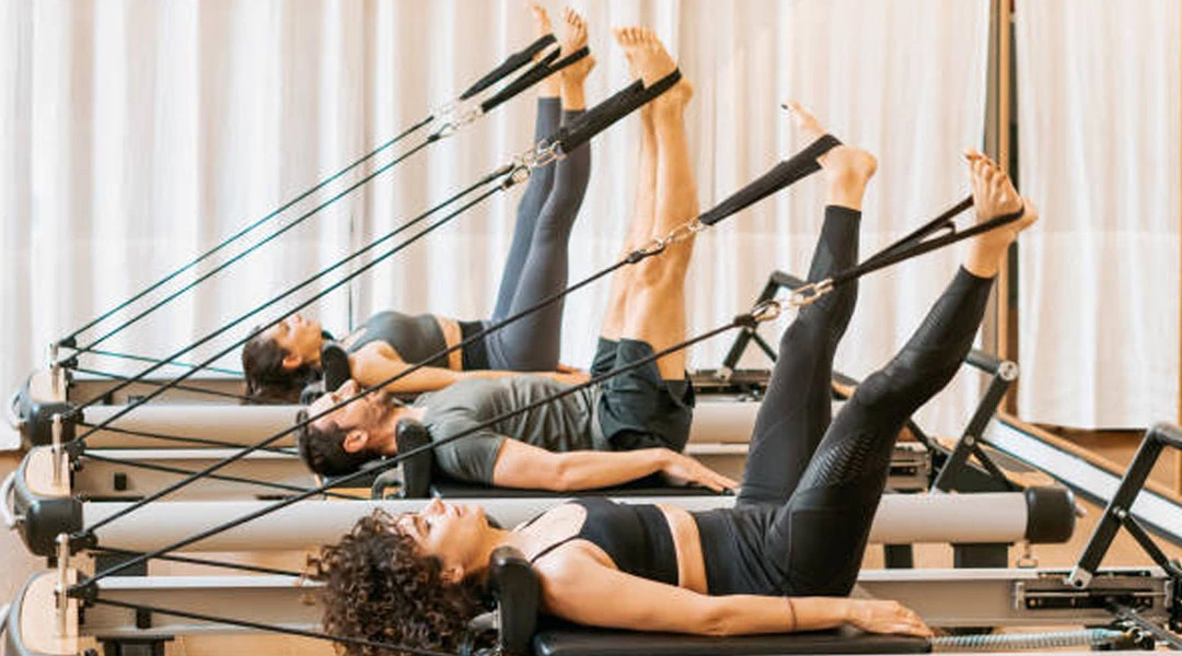 Saznajte više o Pilatesu, stilu vežbi za jačanje uma i tela koji je razvio Džozef Pilates.